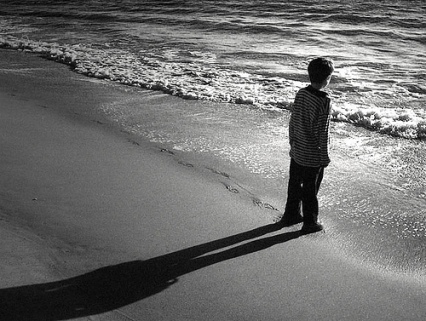   DE RISA ME DA TODO ESTO Little-boy-beach-shadow